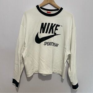 Nike Women’s Medium White Black Logo Crewneck Sweatshirt Cropped Sportswear